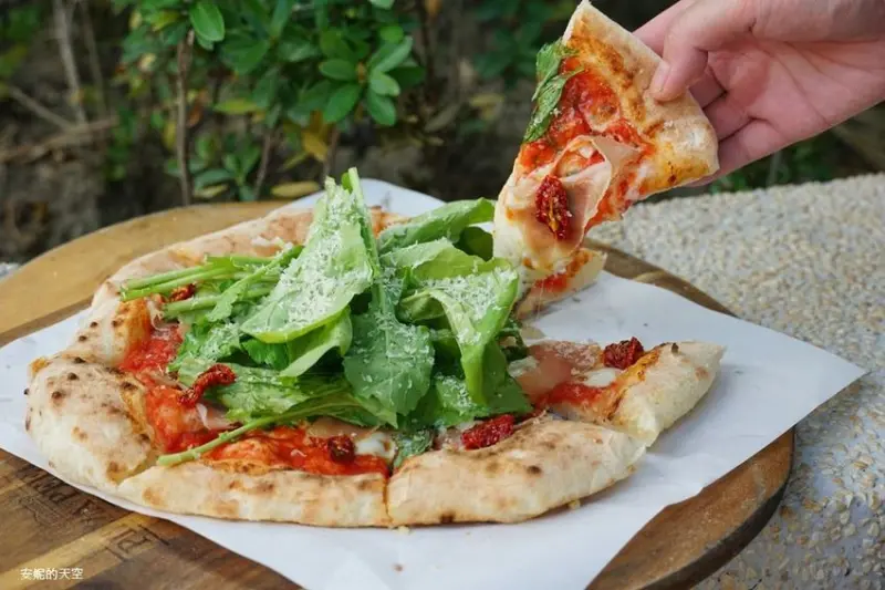 [ 新莊 明天沒PIZZA]最強路邊三輪車小攤 手工PIZZA現烤出爐 - 安妮的天空