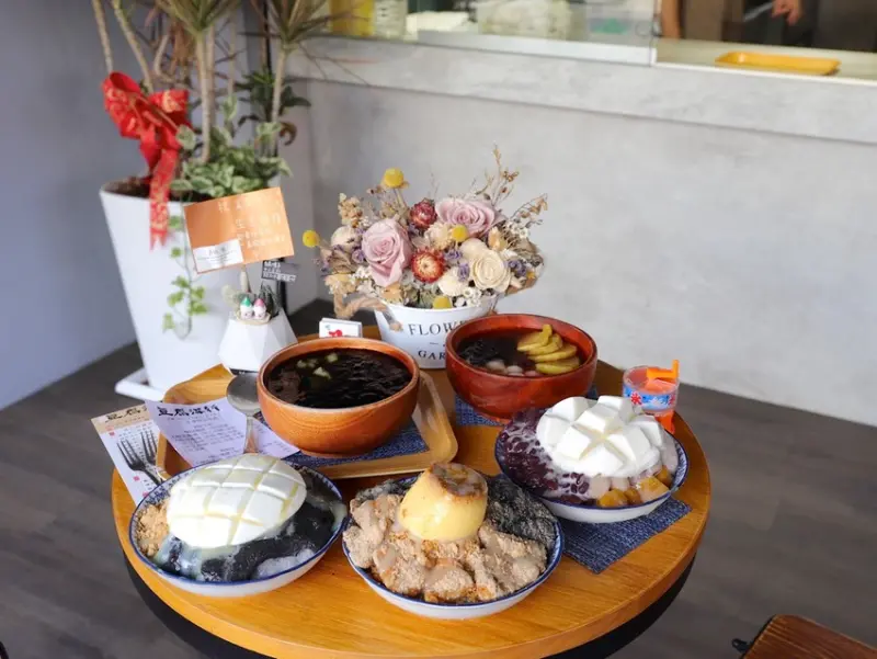 豆腐洋行：隱身台南巷弄內的古早味甜品店，大推雙色麻吉冰～好拍又好吃/冬季限定-草莓冰塔上市，滿滿大顆草莓搭配杏仁豆腐.超滿足! - 進食的巨鼠