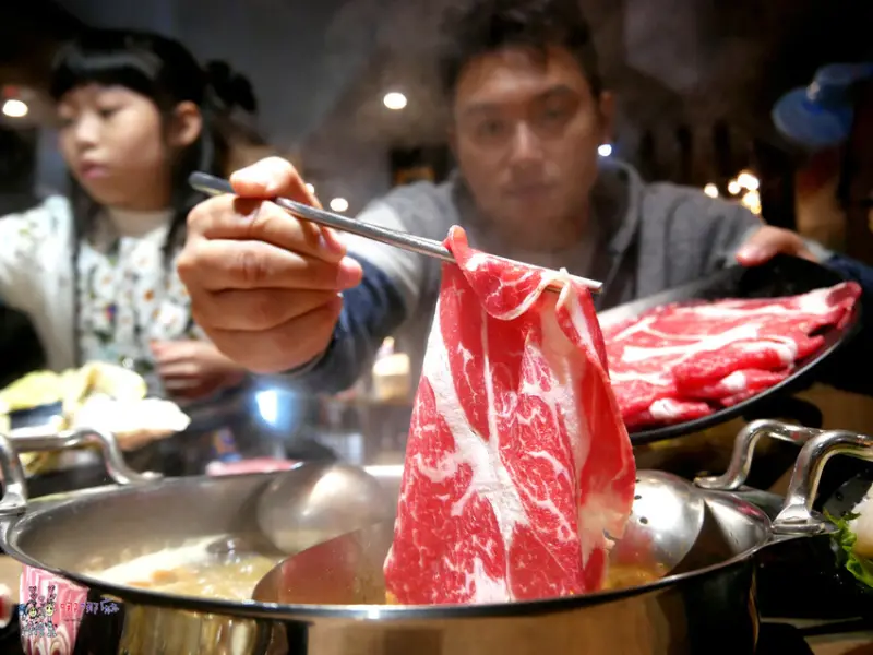 桃園市政府美食~幾十種香料熬製成的麻辣湯底，一百多種食材一人只要550元吃到飽！ | 哪哪麻