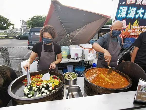 台中。旱溪夜市)) 美力夯大叔MANYHA異國料理。海鮮燉飯 - COCO享天下(隆爸妤媽愛白白)
