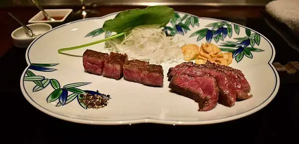 高雄美食【Ukai-tei Kaohsiung】鐵板燒春季新菜單，美味不膩口的日本A5和牛臀肉，特別的白洋蔥濃湯。材料平凡但卻好好吃的蒜香炒飯((附菜單