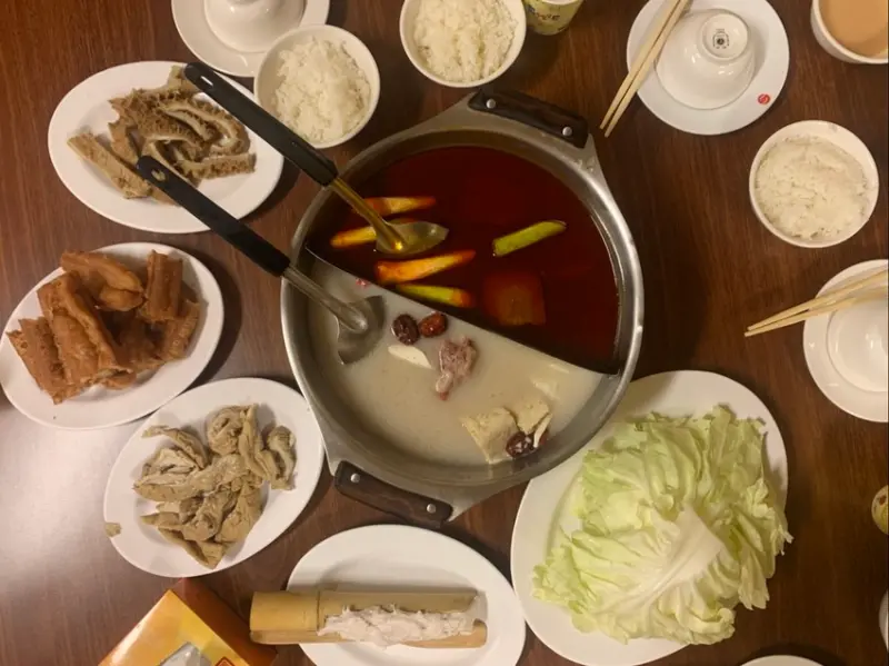 ▶桃園美食◀梁記麻辣鍋。鄰近中壢SOGO本地人大推私房麻辣鍋，鍋底白飯無限加