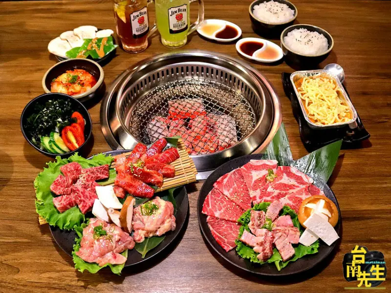 台南燒烤餐廳／嚴選冷藏頂級肉品／全牛套餐期間限定／木炭烘烤香氣撲鼻／桌邊代烤服務親切專業／傳承日式燒肉文化