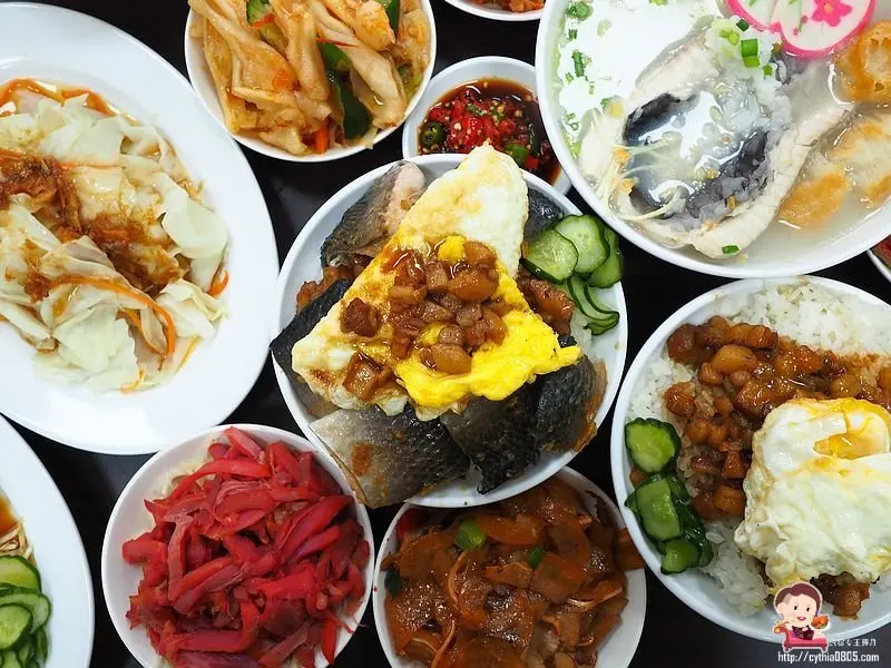 中壢這邊也有浮誇的虱目魚皮山蓋飯，正宗台南肉燥飯就在這，再配個半熟荷包蛋好邪惡