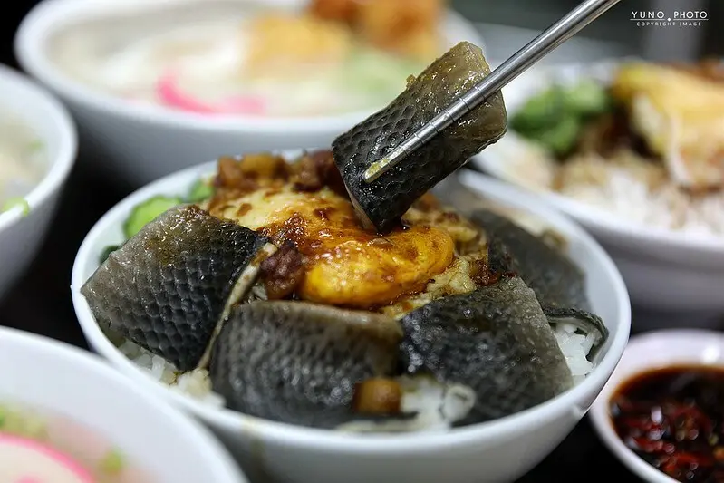 超邪惡「虱目魚皮蓋飯」浮誇料鋪滿碗！再來滿滿一碗鮮甜無土味虱目魚超過癮 在地人才知道門路的隱藏版早午餐｜台南肉燥飯