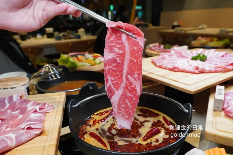 台中鍋物 │ 猴吃鍋 文心店 MonkeyEatsPot 兩斤超豪蛤蠣鍋來客必點 嚴選食材用料實在 邊吃充電追劇不用擔心