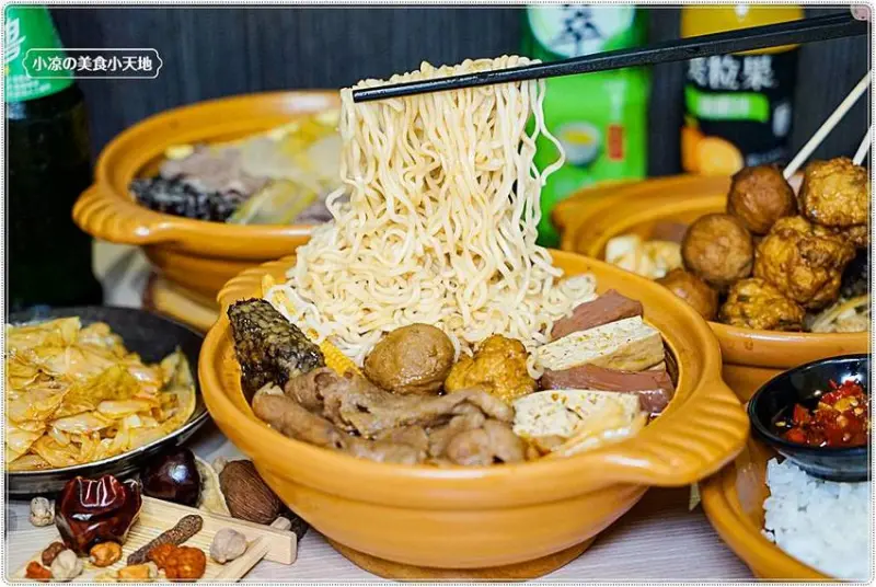 灶房麻辣酸白菜║獨家炒製川味麻辣湯頭，以及台中首見酸白菜鴨血豆腐鍋，鴨血香嫩入味，一個人也能輕鬆吃！