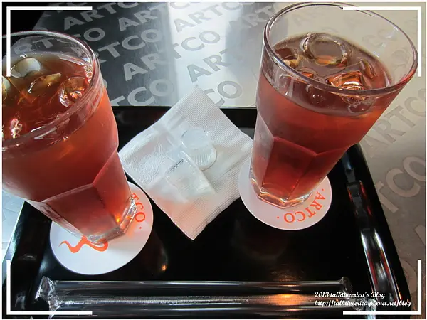 『呷』「北市民權西路」☆典藏咖啡館☆ 前衛極簡的黑白格調咖啡館