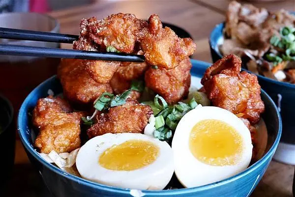 林口日式丼飯-灰熊好丼 丼飯專賣. 百元日式丼飯.附味噌湯.無糖紅茶免費暢飲.平價高CP值.長庚美食.近林口長庚醫院捷運站