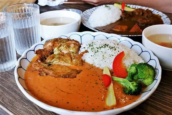 蘆洲美食-厚哩咖在蘆洲店.南洋椰香雞腿咖哩飯/厚醇牛肉咖哩.蘆洲咖哩專賣店.近蘆洲佳瑪