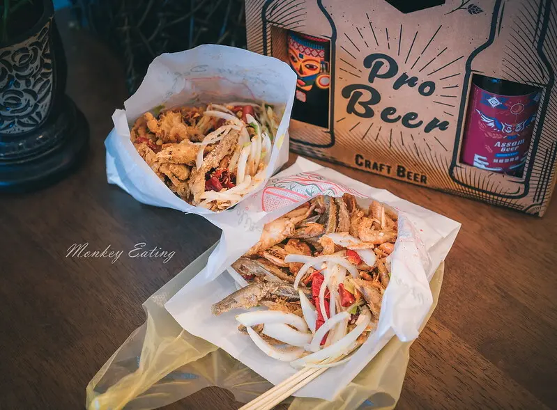 【南投美食】E&M海鮮燒烤啤酒│日月潭必吃小吃炸物，一口蟹配精釀啤酒好過癮，伊達邵老街美食推薦