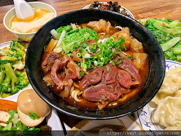 【2020桃園美食 / 桃園牛肉麵推薦】呷霸牛肉麵南平店。桃園藝文特區美食，NT80起免費加湯加麵，還有豆漿、豆花、咖啡機、冷飲通通吃到飽，文內有菜單