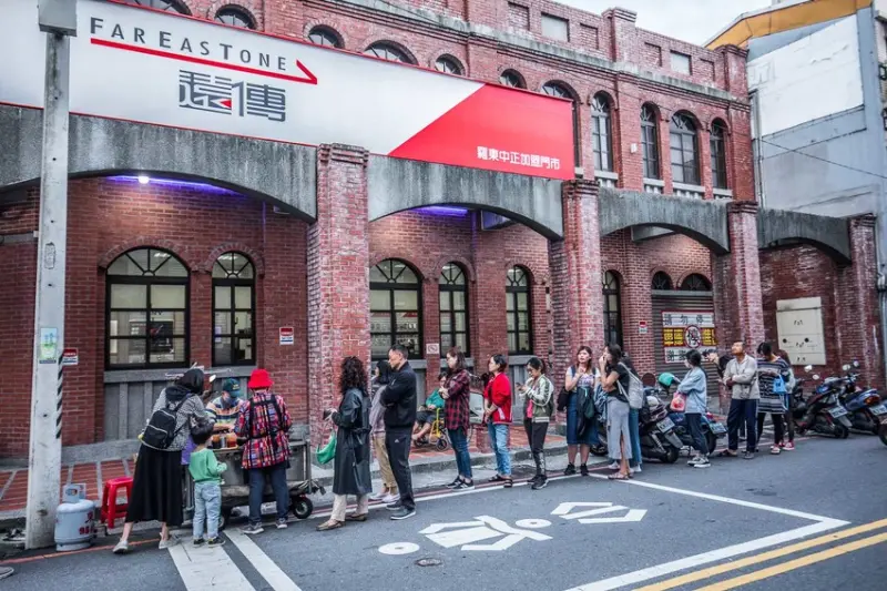 [羅東美食]無名油炸蝦餅/一開攤直接排爆！兩個小時內賣光光！羅東人氣最旺炸蝦餅、春捲！ - 大手牽小手。玩樂趣