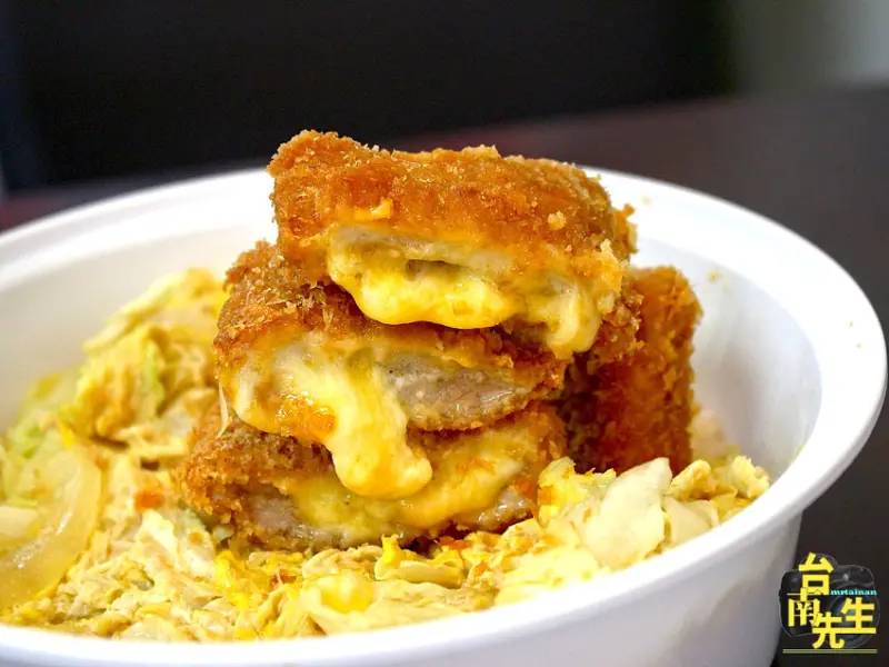 台南日式炸豬排／選用國產新鮮溫體豬／現點現炸酥脆不油膩／限量供應自製特調醬料／便當配菜每天不一樣／親自上市場採買食材