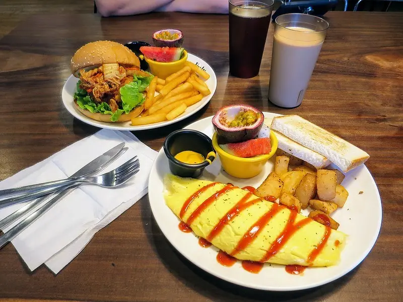 【新北板橋早午餐】Yuly早午餐吧 - Brunch&Coffee，價位親民、餐點內容豐富，最愛蘑菇起司歐姆蛋捲!(板橋美食/江子翠美食/台北早午餐)