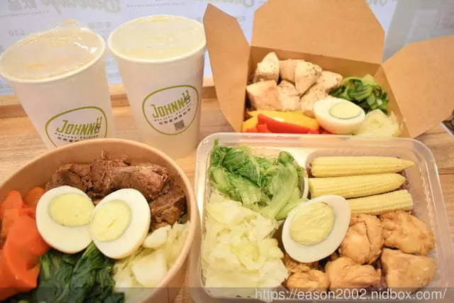 土城海山站健康餐盒。Johnny Bro 健康廚房-土城海山店。水炒蔬菜，熱量標示，養生健康料理餐盒推薦