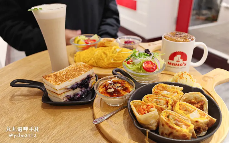 大安區早午餐推薦。MaMas 鐵鍋早午餐。銅板價就能吃到韓式燒肉起司蛋捲餅、藍莓乳酪起司三明治(菜單價格)捷運科技大樓美食