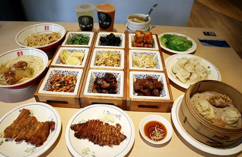 東湖美食｜饗記麵舖JIAMI JIAMI東湖店｜親民平價美食｜歐式溫馨的用餐環境｜顛覆傳統小吃印象｜饗記麵舖｜內湖美食｜銅板美食｜九宮格小菜｜單人雙人套餐優惠