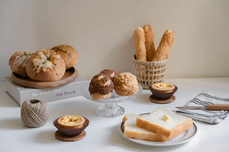 平凡的麵包店卻不平凡，隨時都有熱騰騰的麵包帶回家-大師傅蛋塔工坊  