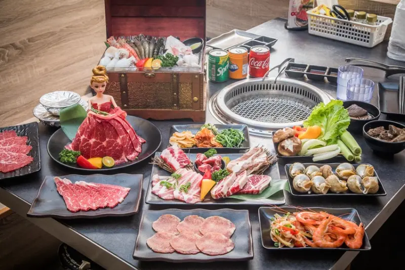 [桃園美食]超夯の燒肉-中華店/和牛、天使紅蝦無限吃到飽！還有超浮誇好拍肉肉舞衣芭比及超澎湃頂級海鮮百寶箱！ - 大手牽小手。玩樂趣