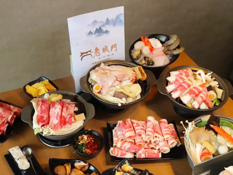 台南火鍋老城門佰元鍋物：台南安平必吃平價火鍋，多達數十種火鍋湯頭任你選擇，石頭燒烤鍋可火烤兩吃大滿足~迷你自助吧，飲料.咖啡機.餅乾.爆米花.霜淇淋任你吃/台南高CP值火鍋 - 進食的巨鼠