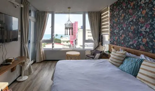 在房間就可以欣賞到太平洋日出，民宿內有電梯和水果點心免費供給旅客食用