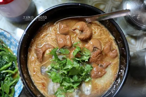 在地人大推的古早味大腸蚵仔麵線！
