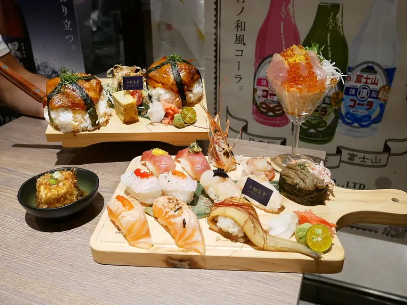 台中中教大日式料理，12盛超划算，各種刺身一次享用，還有整杯鮭魚卵挖著吃好過癮-小鮨食事