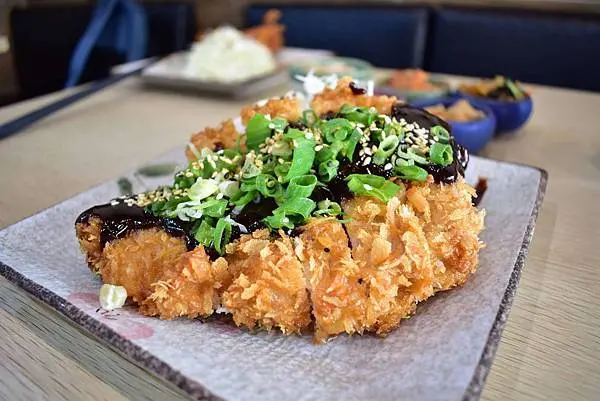 高雄美食【名古屋豬排 金鯱家】高雄最強炸豬排之一的小店搬家了！！！每日限量超好吃的唐揚雞，附近三分鐘意外的1有一個6小時只要30元的公有停車場
