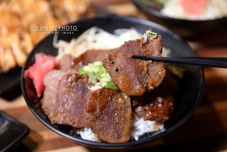 爆量牛舌澎湃丼飯！堆成小山根本完全看不到飯，最低$120元起內用白飯、味噌湯、飲品吃到飽