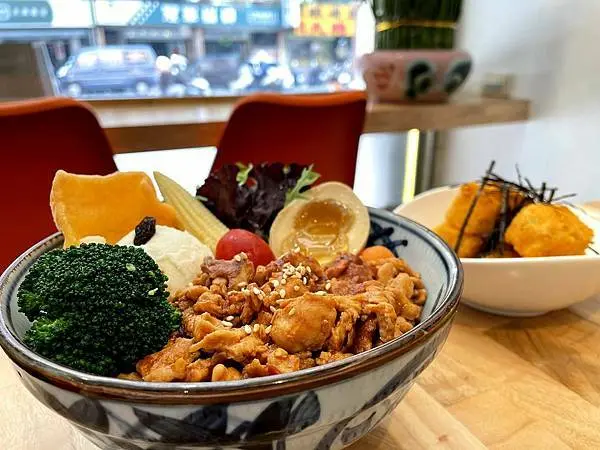 台北三重│朝食x夕食：新北三重上班族推薦，元氣滿滿炭烤吐司、熱炒咖哩蓋飯、芋頭鮮奶、棉花糖抹茶歐蕾【附菜單】