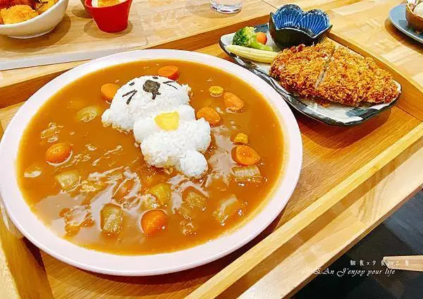 三重早午餐│朝食x夕食-熊熊泡湯咖哩飯萌翻天！火龍果冰沙好美好好喝！七彩冰淇淋彩繪ig打卡牆，還有蛙蛙陪坐吃飯，充滿少女心的三重網美店