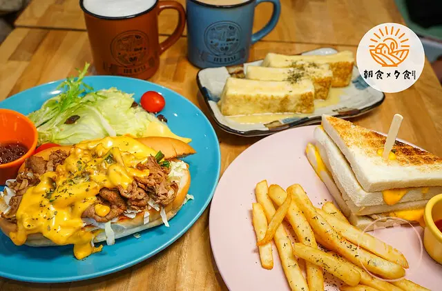 【朝食x夕食】捷運三重國小｜三和國中站｜發現『夢幻馬卡龍色』網美早午餐店！🧀️起司瀑布太邪惡😈～法式吐司、冬日暖心飲品甜蜜滋味陪你度過寒冬！