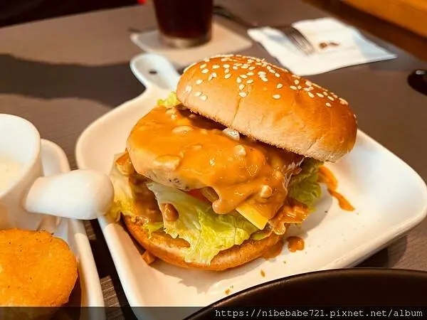 [桃園八德美食推薦] 2022振興券加碼50% 陪你走一段路 庇護商店 邪惡熔岩花生起司 平價好吃餐點  簡餐/聚餐/好停車