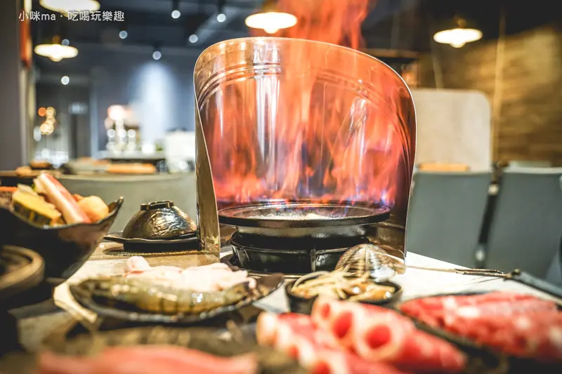 初鍋-平價石頭火鍋專賣店 ▏一整瓶米酒當湯底 專人現場炒料好震撼。自熬21600秒的蔬果湯頭 給你每一口都鮮甜的好湯頭。板橋火鍋推薦、板橋石頭火鍋推薦、板橋區平價火鍋推薦