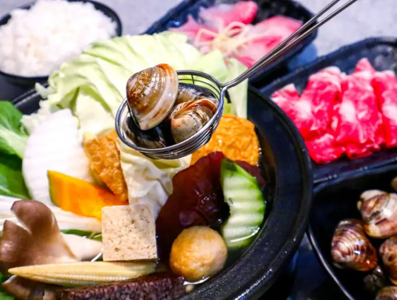 初鍋。一口現流鮮活蛤蠣，一口慢火燉煮12600秒的鮮蔬雞湯，深根在地健康美味，板橋石頭火鍋