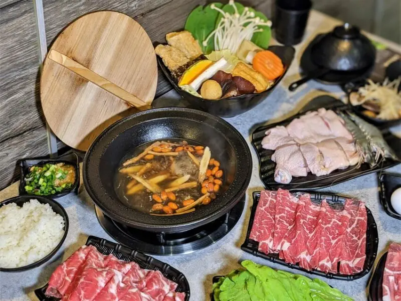 初鍋石頭火鍋專門店｜一整瓶600cc米酒燃燒而成的火焰燒酒鍋配上溫體雞腿肉！大推大火熬煮的鮮蔬雞湯鍋！板橋平價火鍋推薦、府中火鍋推薦、板橋石頭火鍋推薦、府中美食推薦