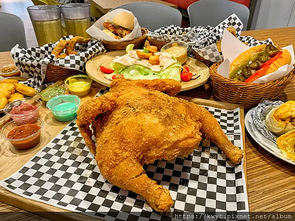 【屏東美食/炸雞推薦】脆司肯美式炸雞Crisken屏東自由店。新開幕美食，繽紛炸全雞搭配7種自製醬料，寬敞舒適的用餐空間！