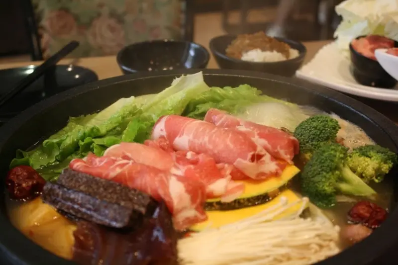 【北門捷運站美食】海霸王｜黑珍豬豚火鍋,溫體豬與麻油湯頭，副食免費吃到飽 西門町美食推薦