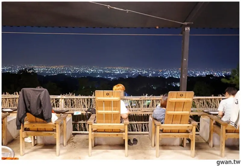 八卦山最高點泡腳看夜景，還有好吃土雞！