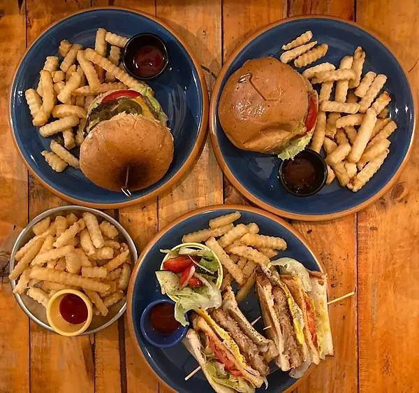 Lettuce雷特斯美式漢堡｜台中西屯-逢甲 🏵 我帶過超~多朋友來吃花生牛肉漢堡 🏵