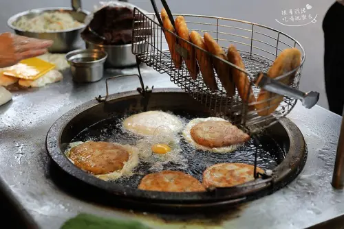 飄香40年外層酥香、內餡飽滿古早味蘿蔔絲餅！銅板在地小吃