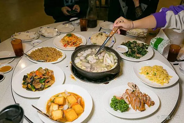 宜蘭羅東美食-大紅蕃薑母鴨羅東店，冬天來進補不只有鴨有羊還有雞！連各式快炒都非常用心好吃！