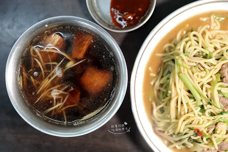 溫潤的藥膳羊肉塊湯搭配羊肉炒麵超搭！還能無限續湯更過癮