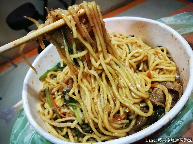 桃園龜山後街美食|紅牌新疆羊肉炒麵飯羊肉炒麵爆人氣在地隱藏版大份量美食