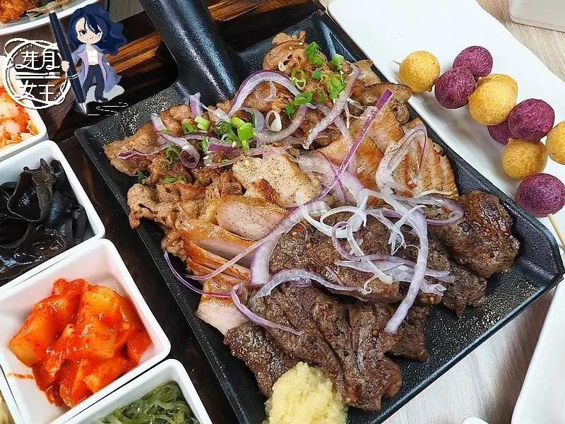 超浮誇，鐵鍬上面放了滿滿四種肉，牛排松阪豬都在這裡，全台灣只有這家才有~