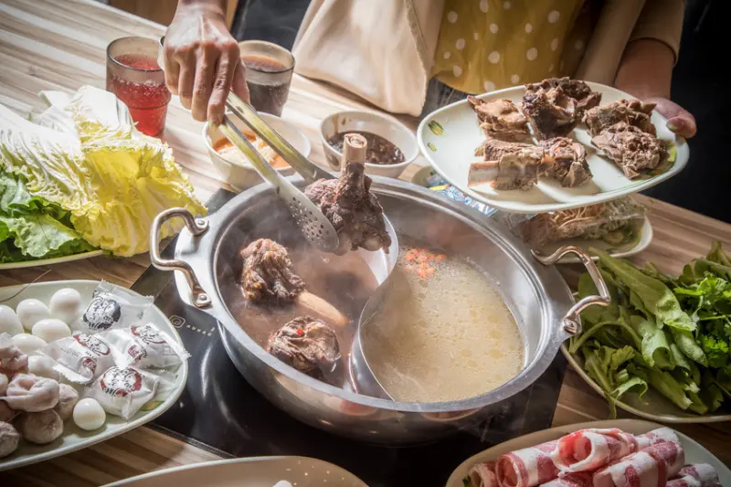 [三峽美食]羊霸天下-三峽店/三峽最強羊肉爐吃到飽，秘制羊肉塊、羊大骨等近百種食材無限量供應！ - 大手牽小手。玩樂趣