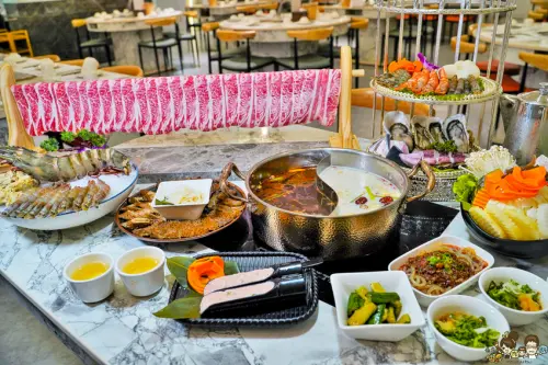 老靈魂功夫鍋物必訪 灑椒。麻辣 鴛鴦博愛店，時尚明亮挑高好大氣 - 跟著尼力吃喝玩樂＆親子生活