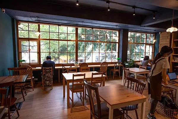 窗邊 Window Cafe - 整面行道樹的綠意盎然，還不快上樓喝杯咖啡？