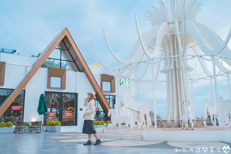 【台中旅遊／景點】星巴克泰安南門市｜台中泰安服務區最新景點，積木城堡星巴克+純白旋轉木馬｜星巴克粉們快收藏！